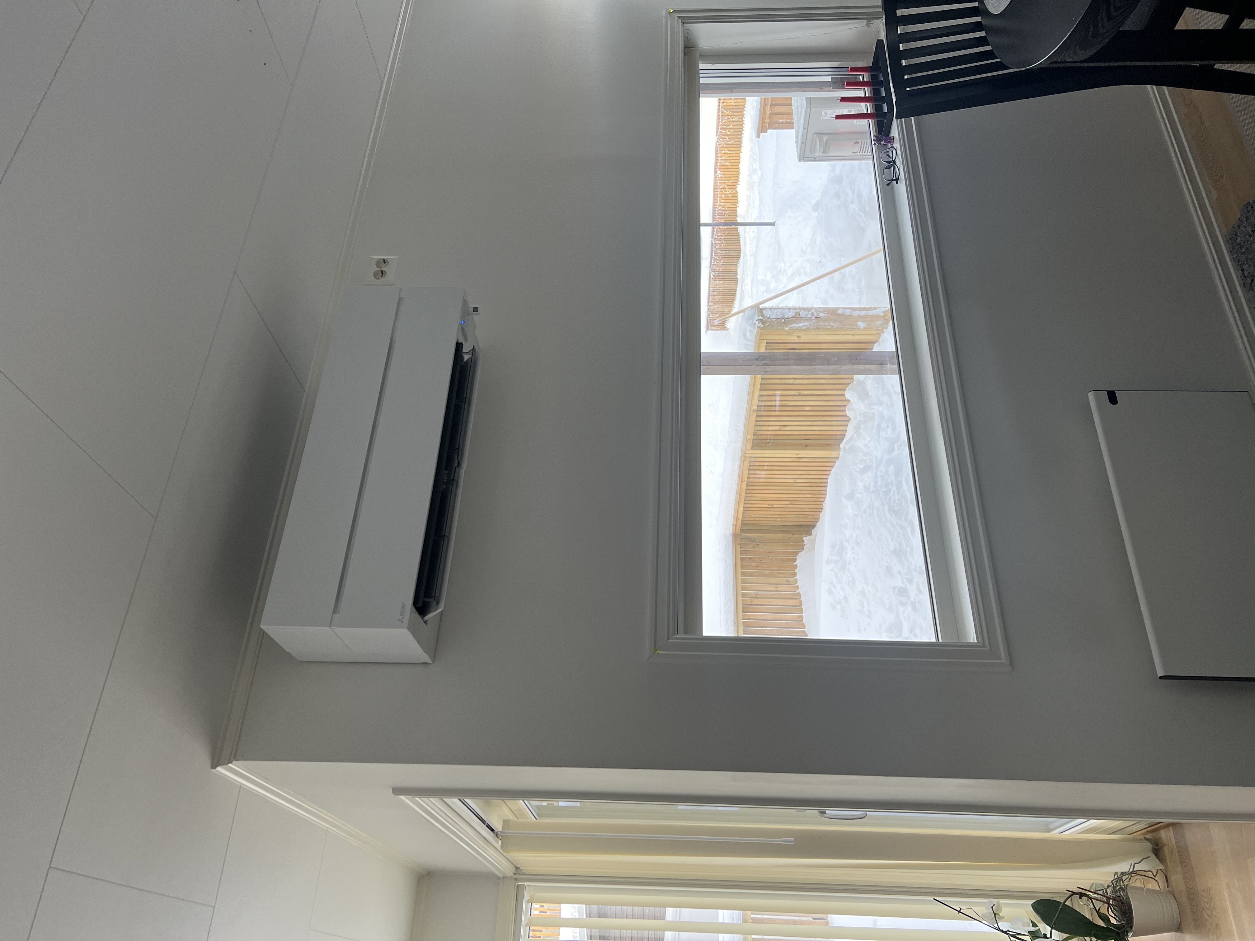 Innedel montert over vindu, vinter utenfor